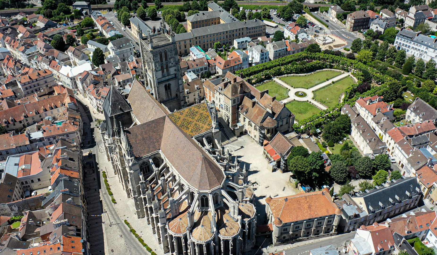 Vue aérienne de la cathédrale et de la cité épiscopale