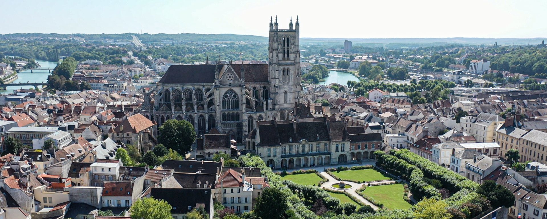 Vue aérienne de la cité épiscopale et la cathédrale Saint-Etienne de Meaux