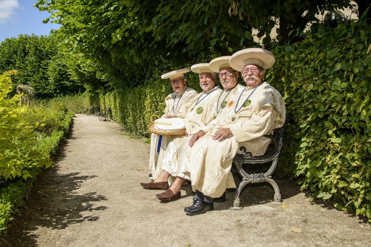 La Confrérie du Brie de Meaux assise sur un anc du jardin Bossuet
