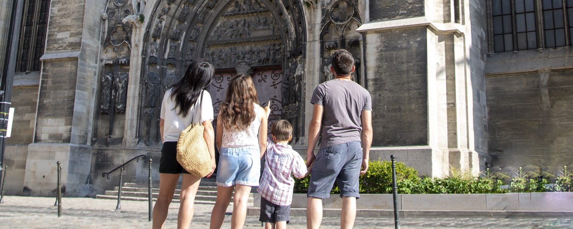 Observation de la facade de la cathédrale Saint-Etienne de Meaux en famille