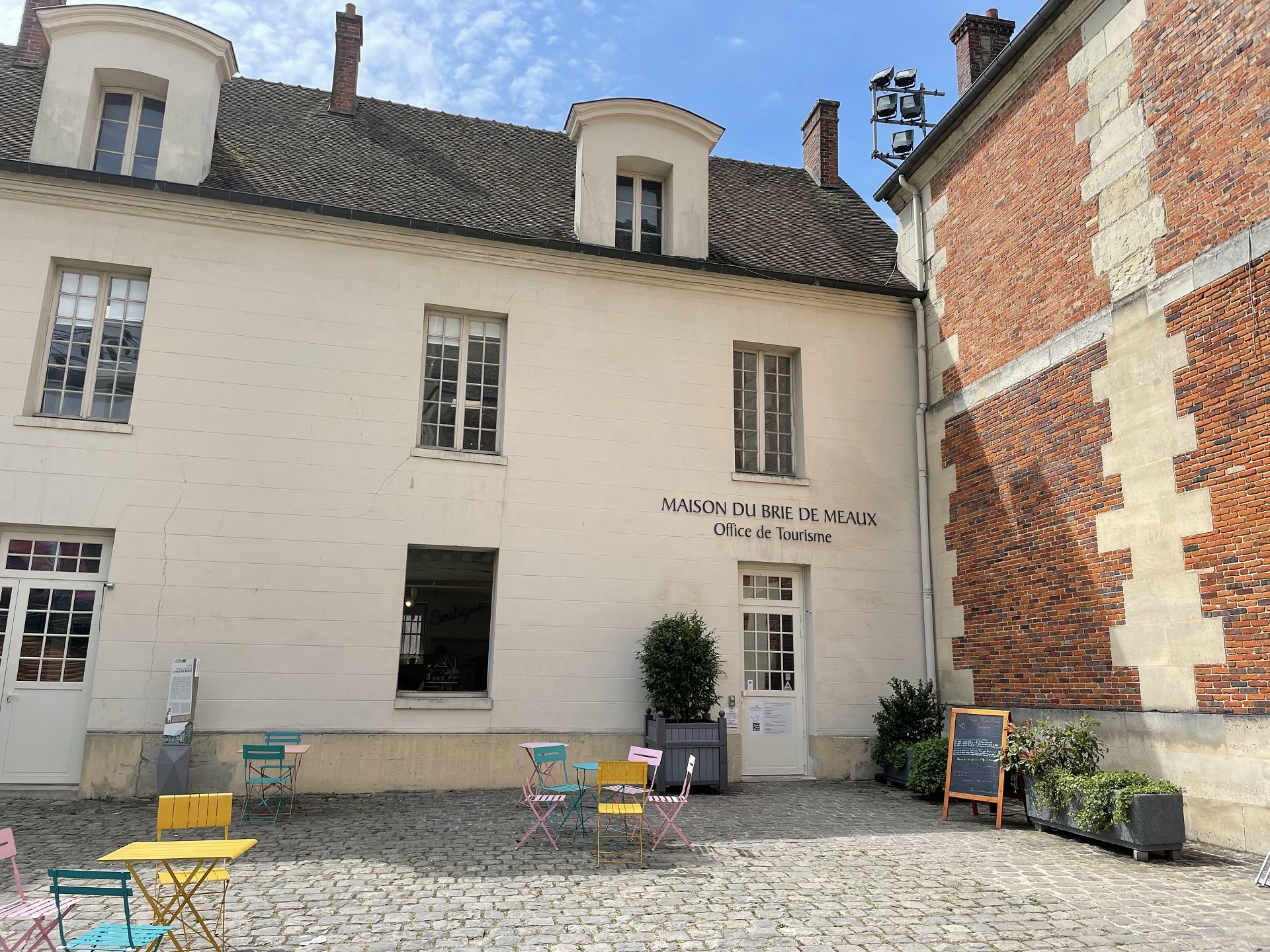 Façade de l'Office de Tourisme et de la Maison du Brie de Meaux