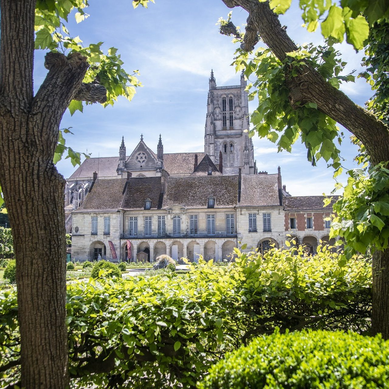 Vue sur le palais épiscopal et la cathédrale depuis le jardin Bossuet