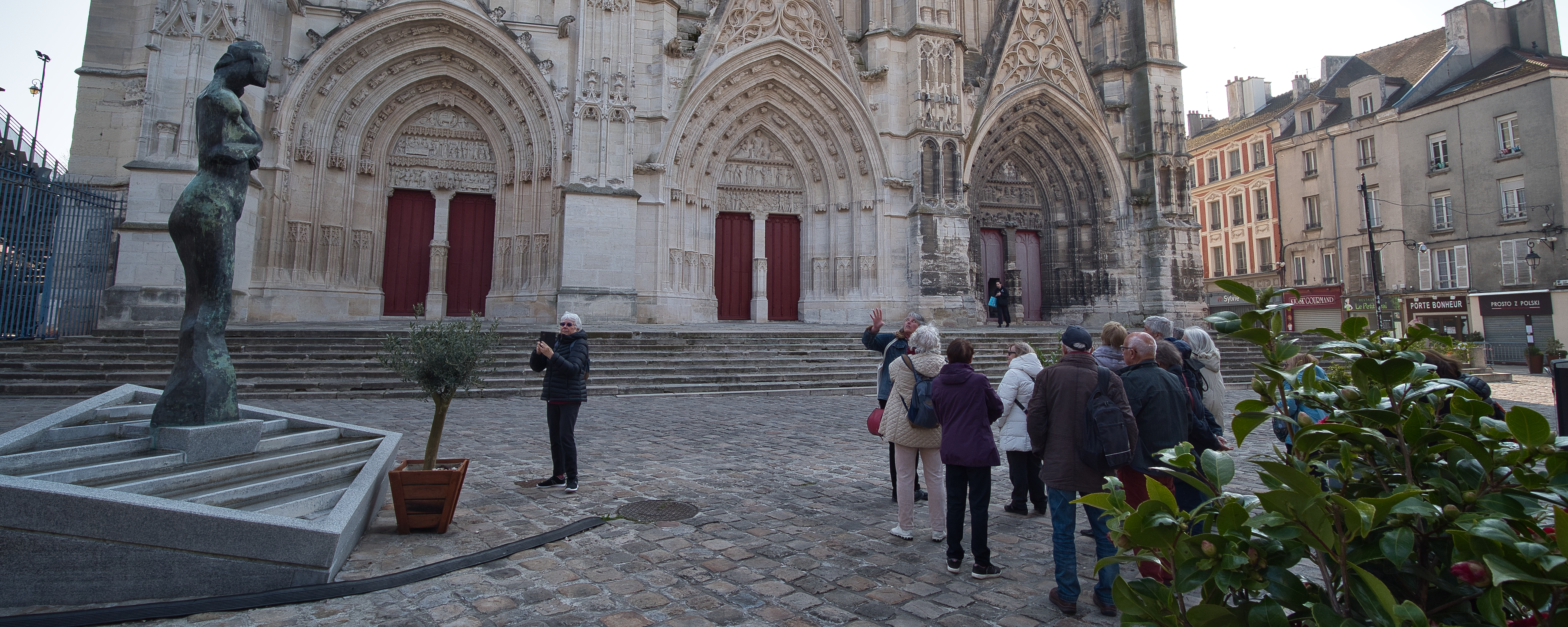 Visite guidée de Meaux, devant la cathédrale Saint-Étienne.