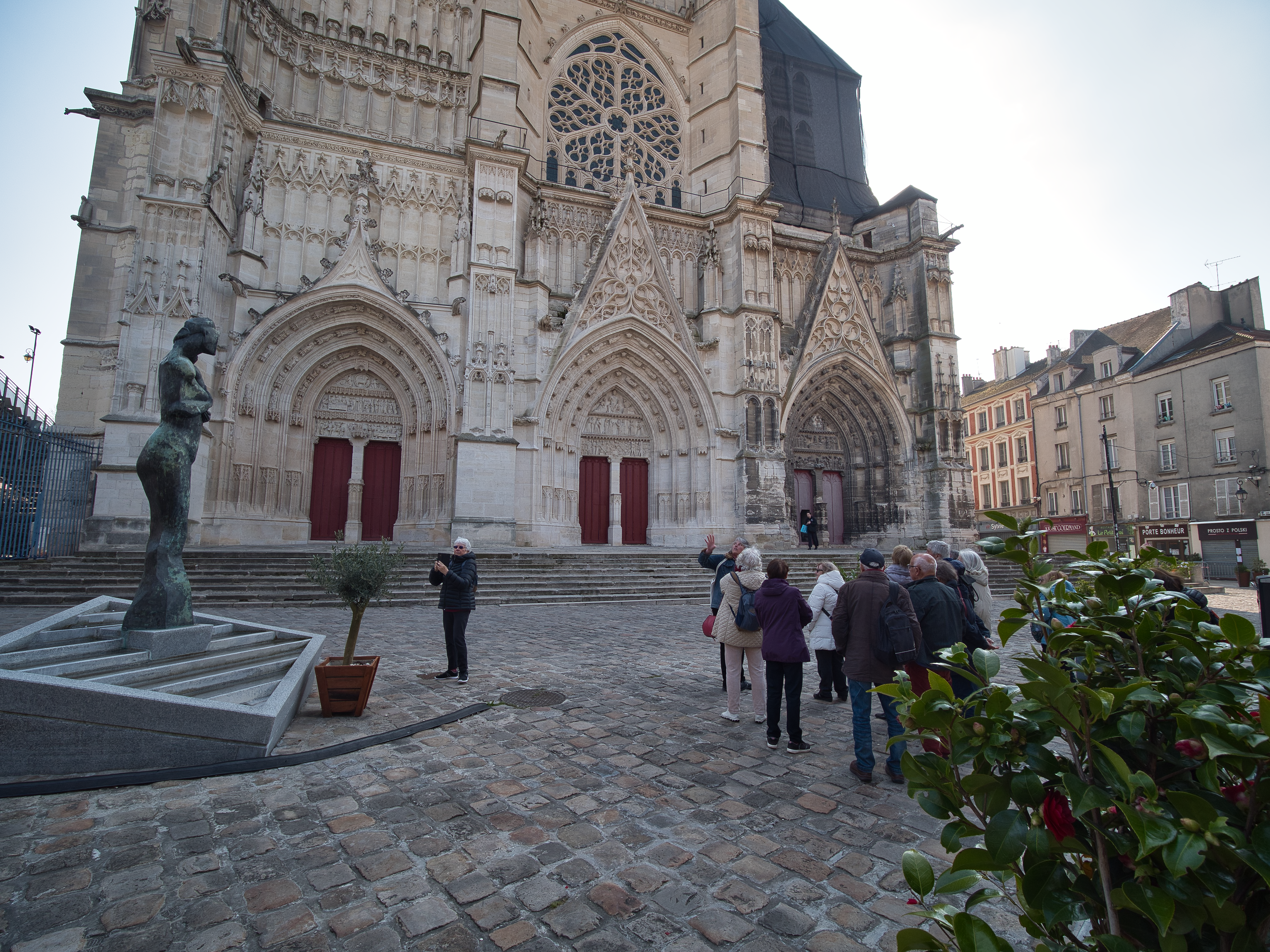 Visite guidée de Meaux, devant la cathédrale Saint-Étienne.